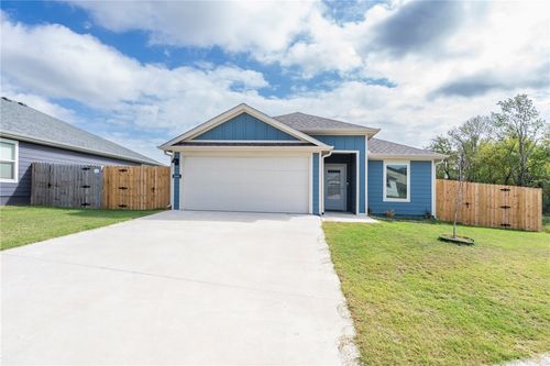 2001 N Fleetwood Ln, Siloam Springs, AR, 72761-4160 | Card Image