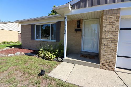 35608 Somerset St, Westland, MI, 48186-4113 | Card Image