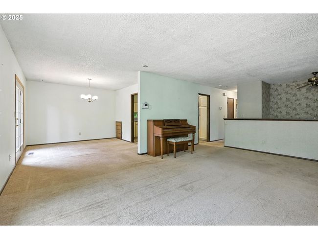 1425 Se 9 Th St, House other with 6 bedrooms, 3 bathrooms and null parking in Gresham OR | Image 10