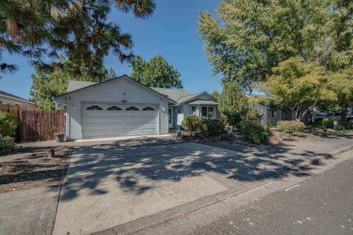2965 Bailey Ave, Medford, OR, 97504-5877 | Card Image