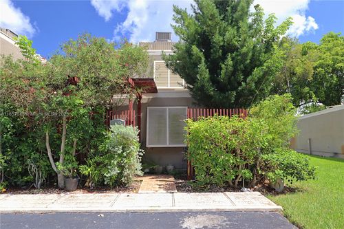 11060 N Lakeview Dr, Pembroke Pines, FL, 33026-3061 | Card Image