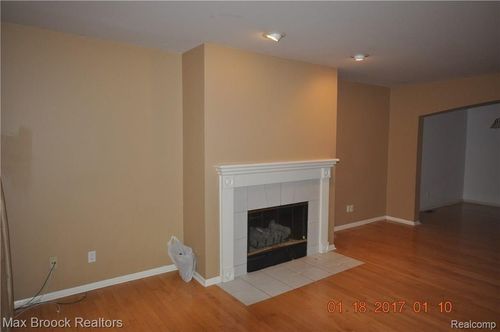 156 Tiffany Ln, Royal Oak, MI, 48067-3271 | Card Image