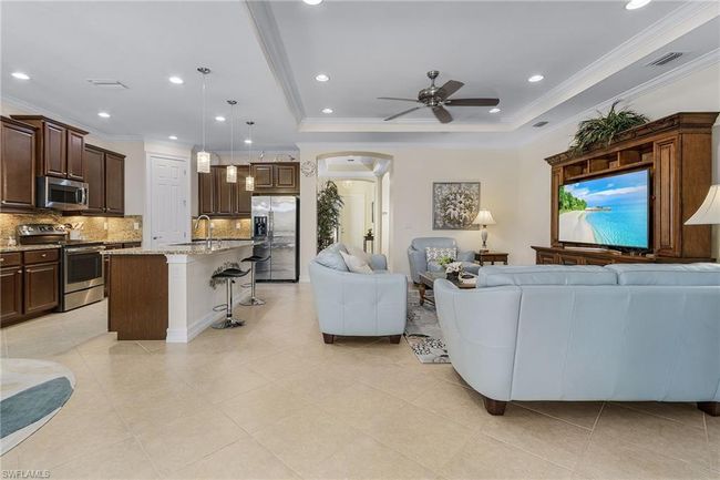 Large open concept space perfect for entertaining! | Image 6