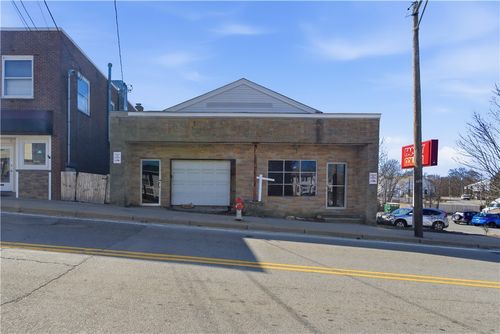 1009 Main St, West Warwick, RI, 02893-3661 | Card Image