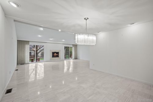 5129 Woodlands Ln, Bloomfield Hills, MI, 48302-2854 | Card Image