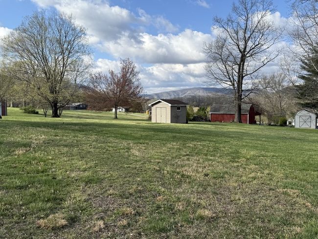 186 Summit Dr, Home with 3 bedrooms, 2 bathrooms and null parking in Peterstown WV | Image 20