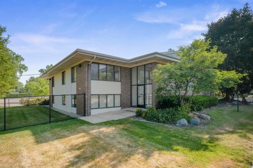 825 Leonard St Ne, Grand Rapids, MI, 49503-1177 | Card Image