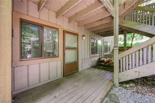 654 Meredith Ln, Cuyahoga Falls, OH, 44223-2594 | Card Image