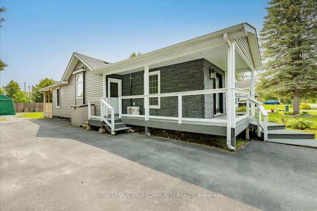 109 Maple Ave, House other with 2 bedrooms, 2 bathrooms and 6 parking in Sutton West ON | Image 5