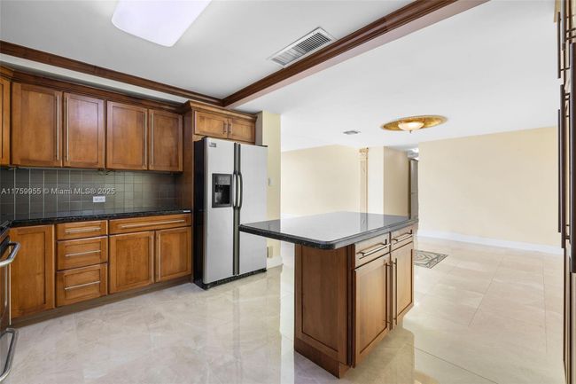 APT-6M - 5055 Collins Ave, Condo with 2 bedrooms, 3 bathrooms and null parking in Miami Beach FL | Image 11