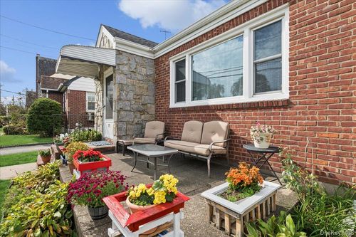 215 New Hyde Park Rd, New Hyde Park, NY, 11040-3215 | Card Image