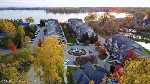 527 Red Oak Ct, Walled Lake, MI, 48390-3554 | Card Image