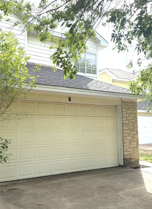 1512 S Medina St, Lockhart, TX, 78644-3846 | Card Image