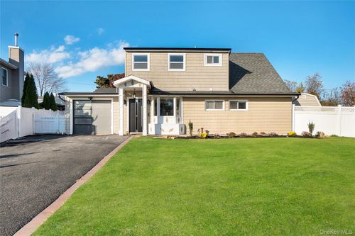 9 Autumn Ln, Hicksville, NY, 11801-6320 | Card Image