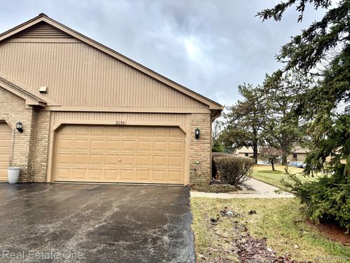 2136 London Bridge Drive, Rochester Hills, MI, 48307 | Card Image