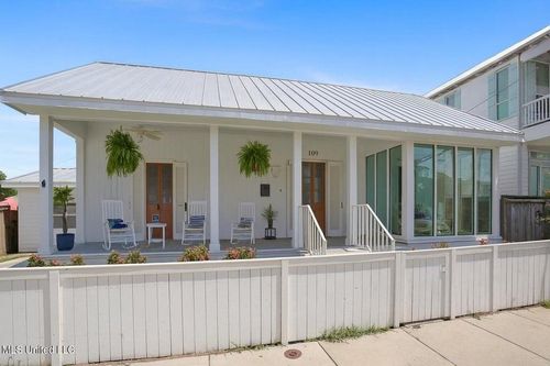 109 Court St, Bay St. Louis, MS, 39520-4515 | Card Image