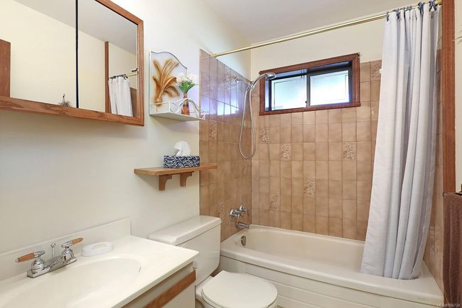 LOWER LEVEL GUEST BATH | Image 33