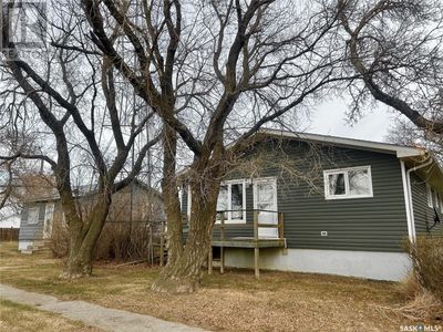 421 Taylor St, House other with 3 bedrooms, 2 bathrooms and null parking in Bienfait SK | Image 3