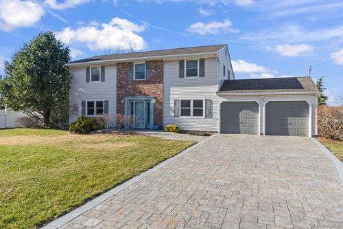 11 Dennard Rd, Smithtown, NY, 11788-4324 | Card Image