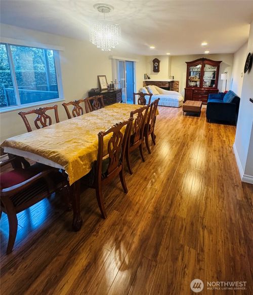 d104-15609 Ne 18th St, Bellevue, WA, 98008-2781 | Card Image