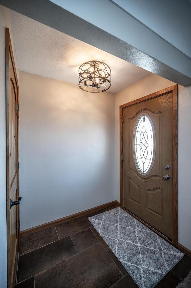 5415 Lincoln St Hampton MN-large-013-017-Entryway-666x1000-72dpi.jpg | Image 5