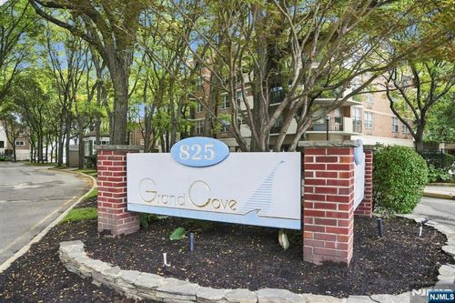 200 Grand Cove Way, Edgewater, NJ, 07020-7214 | Card Image