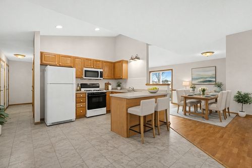 905 W Ridge Ct, New Richmond, WI, 54017-1464 | Card Image