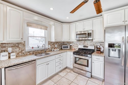 210 11th St, West Babylon, NY, 11704-3531 | Card Image