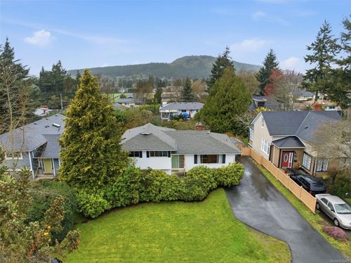 1787 Penshurst Rd, Saanich, BC, V8N2N6 | Card Image