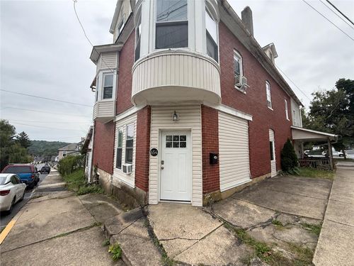 654 Pennsylvania Ave, Bangor, PA, 18013-1739 | Card Image