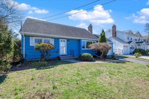 11 Glenwood Rd, Glen Head, NY, 11545-1311 | Card Image