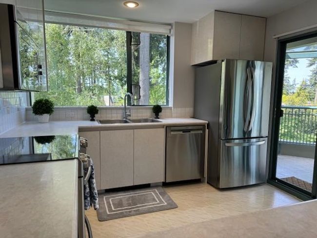 406 - 1725 Martin Drive, Condo with 2 bedrooms, 2 bathrooms and 2 parking in Surrey BC | Image 4