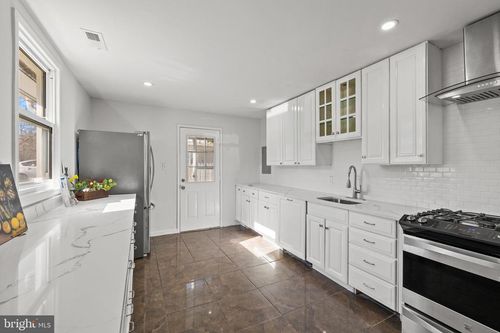 3900 Elmwood Dr, ALEXANDRIA, VA, 22303-1135 | Card Image