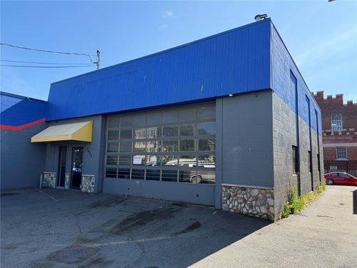 2417 Douglas St, Victoria, BC, V8T4L8 | Card Image
