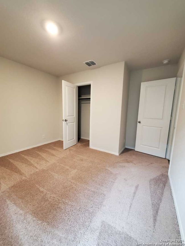 153 Middle Green Loop, House other with 3 bedrooms, 2 bathrooms and null parking in Floresville TX | Image 6