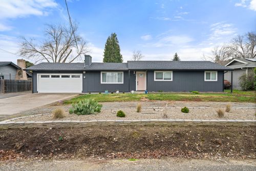 2011 Archer Dr, Medford, OR, 97501-4111 | Card Image