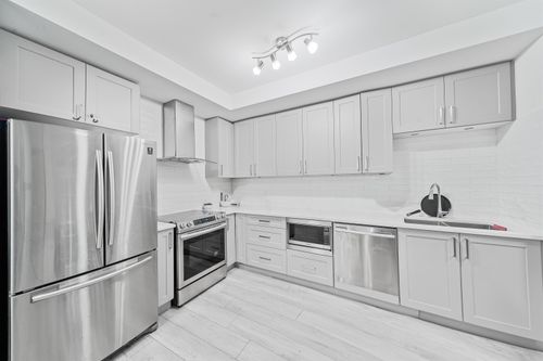 402 - 9689 140 Street, Condo with 1 bedrooms, 1 bathrooms and 1 parking in Surrey BC | Card Image