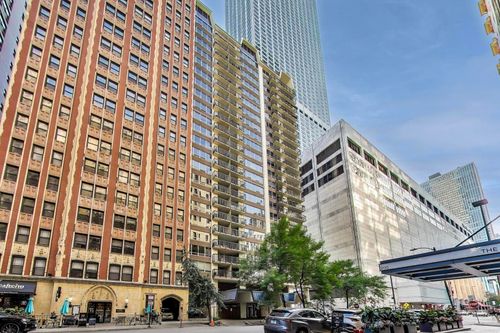 1a-201 E Chestnut St, Chicago, IL, 60611-2358 | Card Image