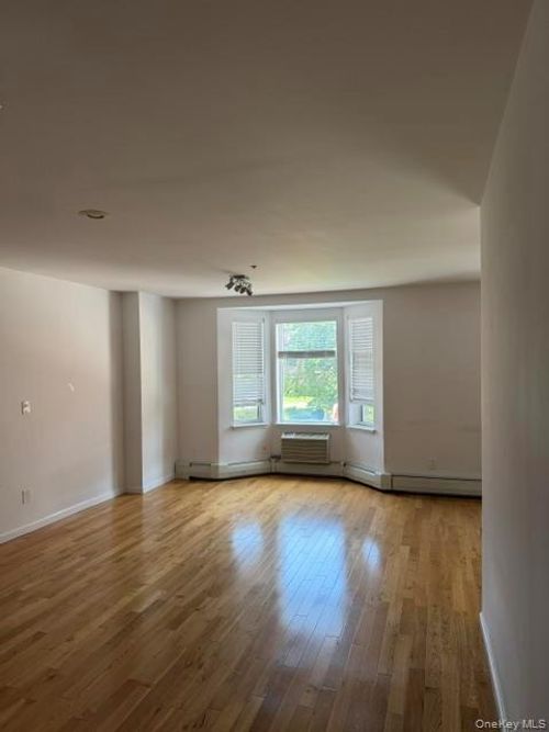 3k-38 Knightsbridge Rd, Great Neck, NY, 11021-4523 | Card Image