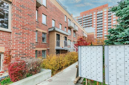 215-11 Ruttan St, Toronto, ON, M6P0A1 | Card Image