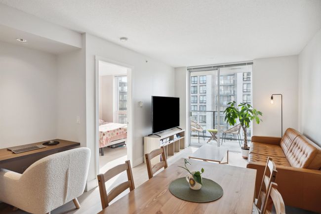 1708 - 3007 Glen Dr, Condo with 1 bedrooms, 1 bathrooms and 1 parking in Coquitlam BC | Image 4