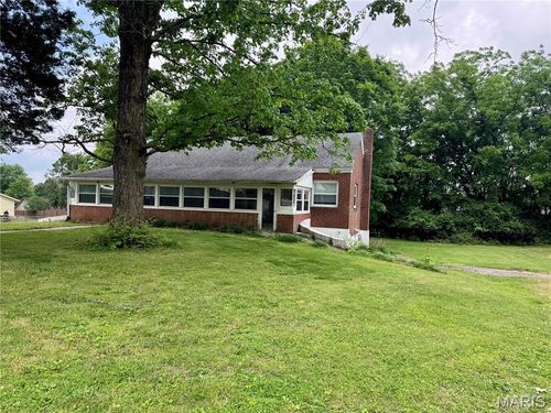 1224 W Cape Rock Dr, Cape Girardeau, MO, 63701-2653 | Card Image