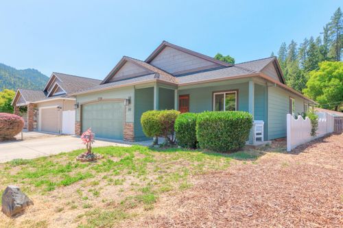 100 Westbrook Dr, Rogue River, OR, 97537-4546 | Card Image