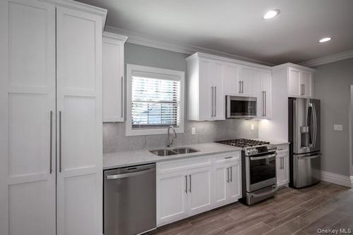 576-4-576 Scranton Ave, Lynbrook, NY, 11563-4141 | Card Image