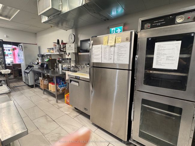 2916 Lake Shore Blvd W, Home with 0 bedrooms, 1 bathrooms and 1 parking in Etobicoke ON | Image 8