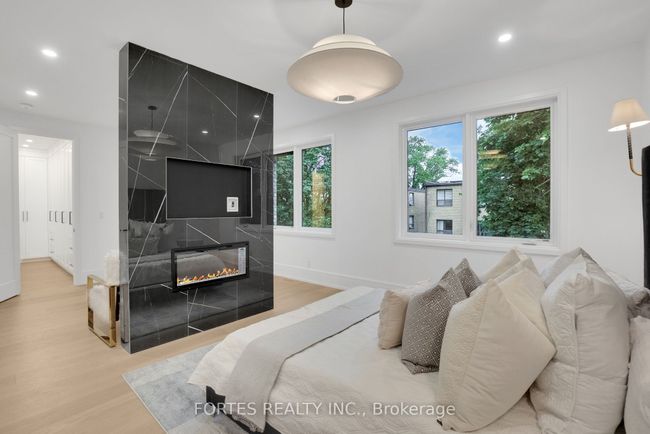 16 Cadillac Ave, House other with 5 bedrooms, 5 bathrooms and 4 parking in North York ON | Image 23