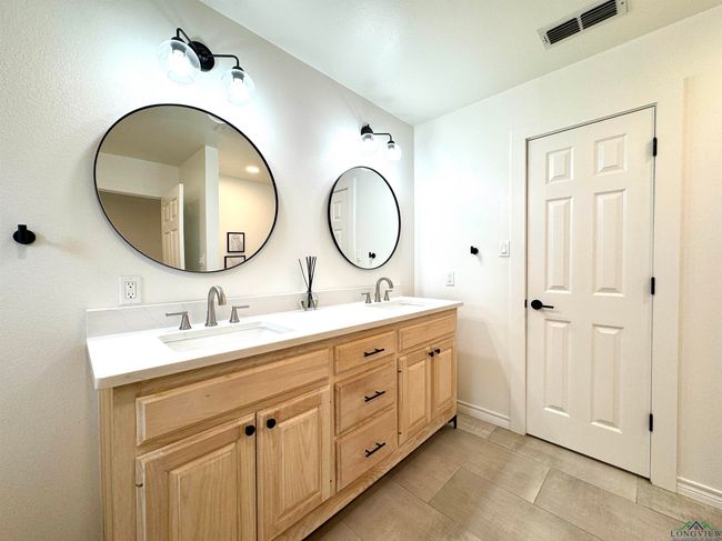 2012 W Lake Dr, House other with 3 bedrooms, 2 bathrooms and null parking in Gladewater TX | Image 5