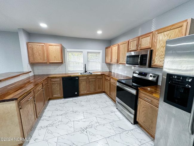 209 E Williamson St, House other with 4 bedrooms, 2 bathrooms and null parking in Mount Olive NC | Image 4
