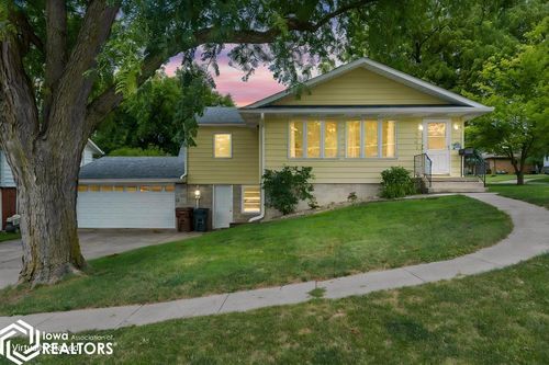 341 E Ave, Nevada, IA, 50201-2535 | Card Image