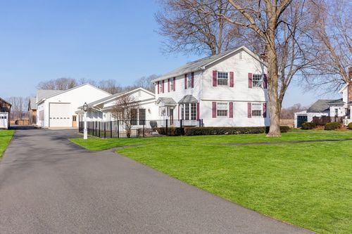 11 West St, Hadley, MA, 01035-9504 | Card Image